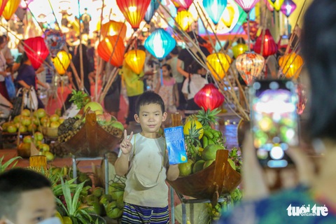 Trung thu này, ăn bánh bò, bún mắm, bánh tét giữa lòng Hà Nội - Ảnh 2. Trung thu này, ăn bánh bò, bún mắm, bánh tét giữa lòng Hà Nội - Ảnh 2.