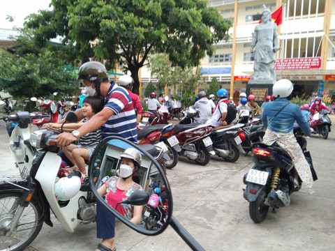 Chưa tổ chức học bán trú, phụ huynh rối vì giờ đưa rước học sinh bất tiện - Ảnh 1. Chưa tổ chức học bán trú, phụ huynh rối vì giờ đưa rước học sinh bất tiện - Ảnh 1.