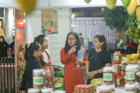 Đồng Tháp mang hàng trăm sản vật quê hương ra Hà Nội - Ảnh 9. Đồng Tháp mang hàng trăm sản vật quê hương ra Hà Nội - Ảnh 9.
