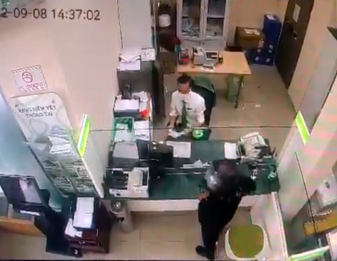 Đang truy bắt nghi phạm nổ súng cướp ngân hàng ở Đồng Nai - Ảnh 1. Đang truy bắt nghi phạm nổ súng cướp ngân hàng ở Đồng Nai - Ảnh 1.