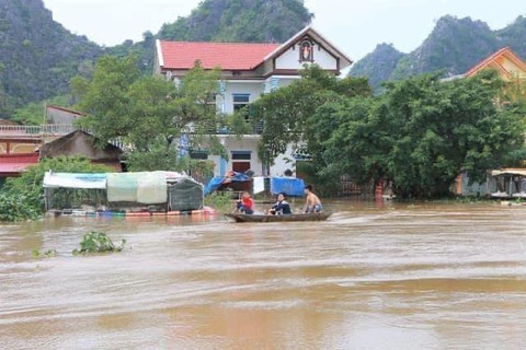 Mưa lớn kéo dài, nhiều người dân chạy lũ ở Ninh Bình - Ảnh 1. Mưa lớn kéo dài, nhiều người dân chạy lũ ở Ninh Bình - Ảnh 1.
