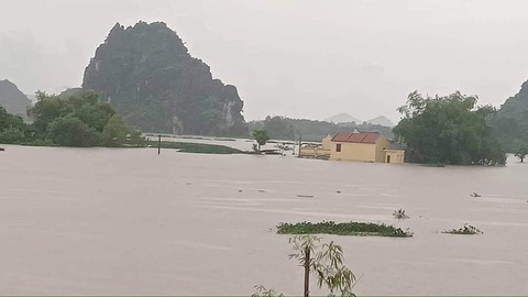 Mưa lớn kéo dài, nhiều người dân chạy lũ ở Ninh Bình - Ảnh 2. Mưa lớn kéo dài, nhiều người dân chạy lũ ở Ninh Bình - Ảnh 2.