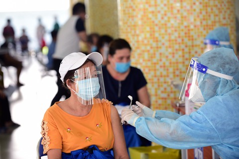 Ai còn nguy cơ cao trước COVID-19 khi số ca nhiễm tăng? - Ảnh 1. Ai còn nguy cơ cao trước COVID-19 khi số ca nhiễm tăng? - Ảnh 1.