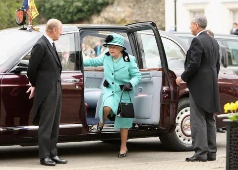 Bộ sưu tập xe của Nữ hoàng Elizabeth II: 30 chiếc gần như toàn gốc Anh, đích thân bà lái nhiều xe - Ảnh 6. Bộ sưu tập xe của Nữ hoàng Elizabeth II: 30 chiếc gần như toàn gốc Anh, đích thân bà lái nhiều xe - Ảnh 6.