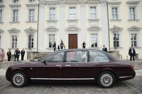 Bộ sưu tập xe của Nữ hoàng Elizabeth II: 30 chiếc gần như toàn gốc Anh, đích thân bà lái nhiều xe - Ảnh 7. Bộ sưu tập xe của Nữ hoàng Elizabeth II: 30 chiếc gần như toàn gốc Anh, đích thân bà lái nhiều xe - Ảnh 7.