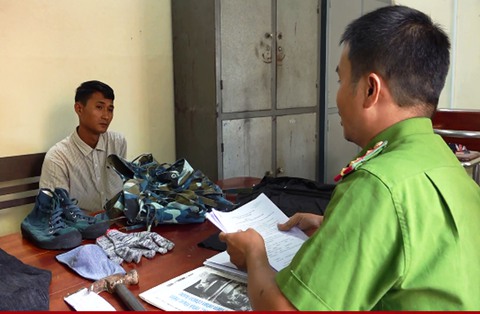Khởi tố, bắt giam nam thanh niên dùng búa cướp tiệm vàng ở Tam Kỳ - Ảnh 1. Khởi tố, bắt giam nam thanh niên dùng búa cướp tiệm vàng ở Tam Kỳ - Ảnh 1.