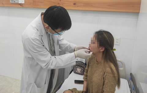 Môi bị nhiễm trùng sau tiêm filler, nhân viên spa nói hiện tượng bình thường - Ảnh 1. Môi bị nhiễm trùng sau tiêm filler, nhân viên spa nói hiện tượng bình thường - Ảnh 1.
