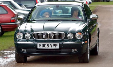 Bộ sưu tập xe của Nữ hoàng Elizabeth II: 30 chiếc gần như toàn gốc Anh, đích thân bà lái nhiều xe - Ảnh 2. Bộ sưu tập xe của Nữ hoàng Elizabeth II: 30 chiếc gần như toàn gốc Anh, đích thân bà lái nhiều xe - Ảnh 2.
