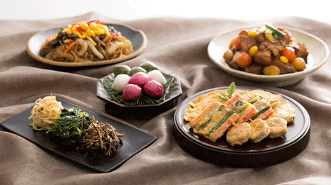 Sườn om, bánh Jeon, rau trộn gia vị... trên mâm cơm Trung thu của người Hàn - Ảnh 1. Sườn om, bánh Jeon, rau trộn gia vị... trên mâm cơm Trung thu của người Hàn - Ảnh 1.
