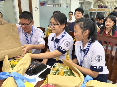 Học sinh lớp 12 vô địch cuộc thi Amazon Build On - Vietnam 2022 - Ảnh 2. Học sinh lớp 12 vô địch cuộc thi Amazon Build On - Vietnam 2022 - Ảnh 2.