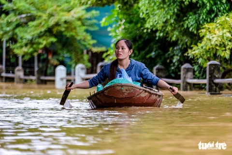 Người dân ngoại thành Hà Nội lội bì bõm trong nước lũ - Ảnh 1. Người dân ngoại thành Hà Nội lội bì bõm trong nước lũ - Ảnh 1.