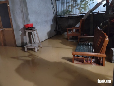 Người dân ngoại thành Hà Nội tất bật chạy lũ trắng đêm - Ảnh 2. Người dân ngoại thành Hà Nội tất bật chạy lũ trắng đêm - Ảnh 2.