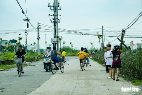 Phản đối nhà máy xử lý rác thải, hàng trăm học sinh không đến trường trong nhiều ngày - Ảnh 2. Phản đối nhà máy xử lý rác thải, hàng trăm học sinh không đến trường trong nhiều ngày - Ảnh 2.