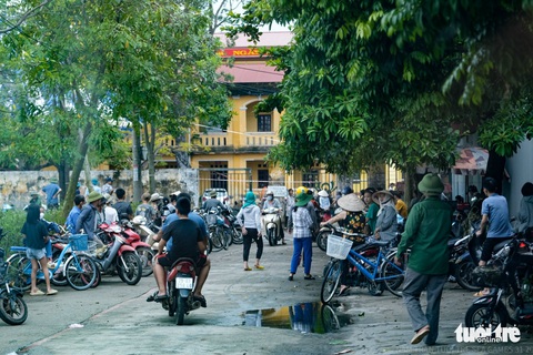 Phản đối nhà máy xử lý rác thải, hàng trăm học sinh không đến trường trong nhiều ngày - Ảnh 3. Phản đối nhà máy xử lý rác thải, hàng trăm học sinh không đến trường trong nhiều ngày - Ảnh 3.