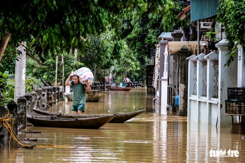 Người dân ngoại thành Hà Nội lội bì bõm trong nước lũ - Ảnh 4. Người dân ngoại thành Hà Nội lội bì bõm trong nước lũ - Ảnh 4.