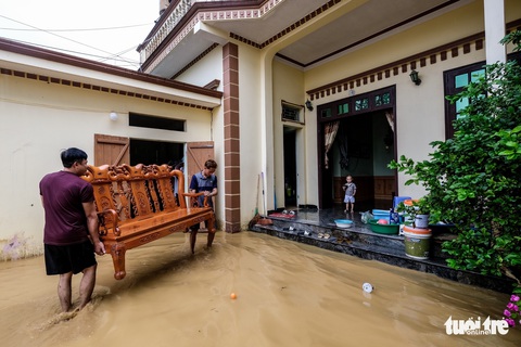 Người dân ngoại thành Hà Nội lội bì bõm trong nước lũ - Ảnh 5. Người dân ngoại thành Hà Nội lội bì bõm trong nước lũ - Ảnh 5.
