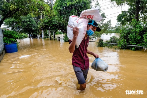 Người dân ngoại thành Hà Nội lội bì bõm trong nước lũ - Ảnh 6. Người dân ngoại thành Hà Nội lội bì bõm trong nước lũ - Ảnh 6.