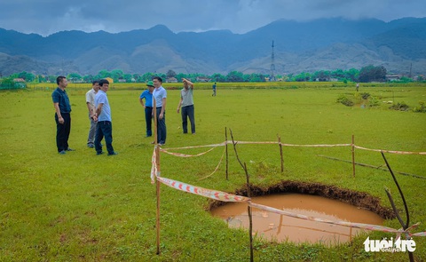 Công ty khai khoáng phải chi tiền khắc phục hàng trăm nhà dân sụt lún - Ảnh 1. Công ty khai khoáng phải chi tiền khắc phục hàng trăm nhà dân sụt lún - Ảnh 1.