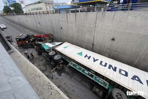 Xe container lật trong hầm chui ngã tư Vũng Tàu - Ảnh 2. Xe container lật trong hầm chui ngã tư Vũng Tàu - Ảnh 2.