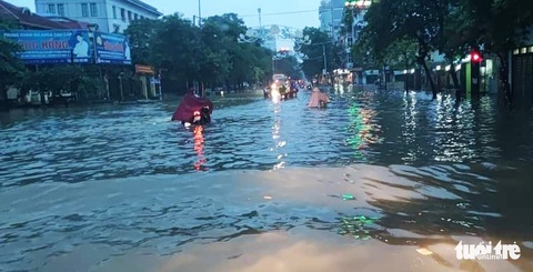 Mưa xối xả kéo dài khiến Thành Nam hóa sông - Ảnh 1. Mưa xối xả kéo dài khiến Thành Nam hóa sông - Ảnh 1.