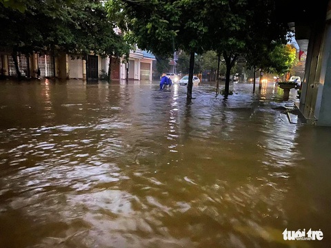 Mưa xối xả kéo dài khiến Thành Nam hóa sông - Ảnh 2. Mưa xối xả kéo dài khiến Thành Nam hóa sông - Ảnh 2.