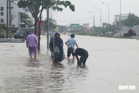 Nhiều tuyến đường ở Vinh thành ‘sông’ sau mưa lớn - Ảnh 3. Nhiều tuyến đường ở Vinh thành ‘sông’ sau mưa lớn - Ảnh 3.
