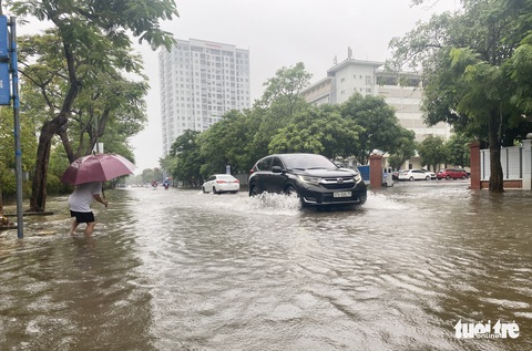Nhiều tuyến đường ở Vinh thành ‘sông’ sau mưa lớn - Ảnh 2. Nhiều tuyến đường ở Vinh thành ‘sông’ sau mưa lớn - Ảnh 2.