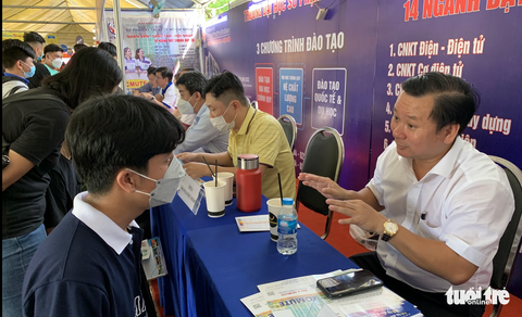 Thí sinh hào hứng nhập học… thử vào đại học - Ảnh 1. Thí sinh hào hứng nhập học… thử vào đại học - Ảnh 1.