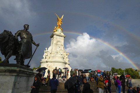 Cầu vồng kép xuất hiện ở London trong giờ phút Nữ hoàng Elizabeth II băng hà - Ảnh 1. Cầu vồng kép xuất hiện ở London trong giờ phút Nữ hoàng Elizabeth II băng hà - Ảnh 1.