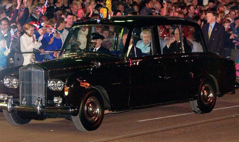 Bộ sưu tập xe của Nữ hoàng Elizabeth II: 30 chiếc gần như toàn gốc Anh, đích thân bà lái nhiều xe - Ảnh 3. Bộ sưu tập xe của Nữ hoàng Elizabeth II: 30 chiếc gần như toàn gốc Anh, đích thân bà lái nhiều xe - Ảnh 3.