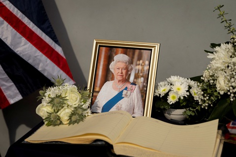 Đại sứ quán Anh tại Hà Nội treo cờ rủ, mở sổ tang viếng Nữ hoàng Elizabeth II - Ảnh 1. Đại sứ quán Anh tại Hà Nội treo cờ rủ, mở sổ tang viếng Nữ hoàng Elizabeth II - Ảnh 1.