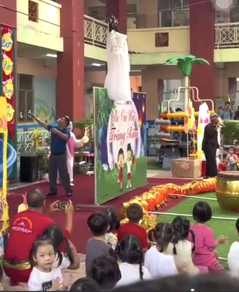 Clip chị Hằng bay nóng trên mạng xã hội: nhà trường nói gì? - Ảnh 2. Clip chị Hằng bay nóng trên mạng xã hội: nhà trường nói gì? - Ảnh 2.