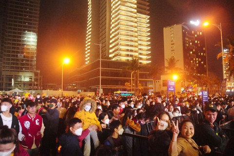 Rộn ràng pháo hoa chào đón năm mới 2023 - Ảnh 15. Rộn ràng pháo hoa chào đón năm mới 2023 - Ảnh 15.