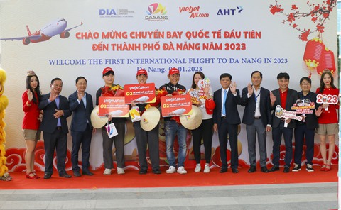 Hai chuyến bay đầu tiên xông đất Đà Nẵng năm 2023 được chào đón nồng nhiệt - Ảnh 1. Hai chuyến bay đầu tiên xông đất Đà Nẵng năm 2023 được chào đón nồng nhiệt - Ảnh 1.