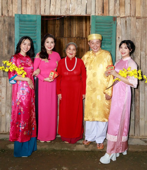 Kim Xuân, Lê Thiện gây sốc với tạo hình chặt chém trong Tết ngọt Tết thơm - Ảnh 5. Kim Xuân, Lê Thiện gây sốc với tạo hình chặt chém trong Tết ngọt Tết thơm - Ảnh 5.