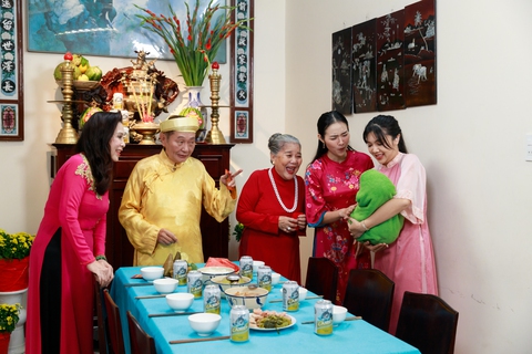 Kim Xuân, Lê Thiện gây sốc với tạo hình chặt chém trong Tết ngọt Tết thơm - Ảnh 1. Kim Xuân, Lê Thiện gây sốc với tạo hình chặt chém trong Tết ngọt Tết thơm - Ảnh 1.