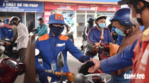 Ngày đầu năm giá xăng dầu đồng loạt tăng - Ảnh 1. Ngày đầu năm giá xăng dầu đồng loạt tăng - Ảnh 1.