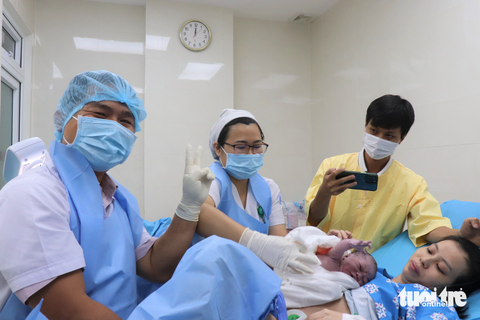 Những em bé chào đời vào thời khắc giao thừa 2023 tại TP.HCM - Ảnh 1. Những em bé chào đời vào thời khắc giao thừa 2023 tại TP.HCM - Ảnh 1.