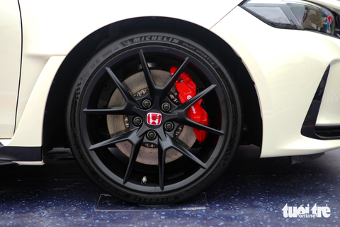 Người Việt phải mua Honda Civic Type R giá gấp 3 lần bản thường - Ảnh 8. Người Việt phải mua Honda Civic Type R giá gấp 3 lần bản thường - Ảnh 8.