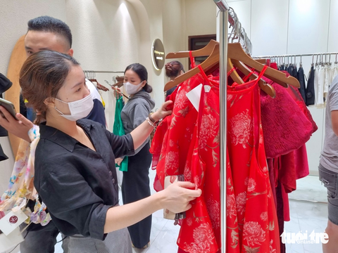 Giới trẻ Sài Gòn nhộn nhịp xuống phố sắm Tết - Ảnh 1. Giới trẻ Sài Gòn nhộn nhịp xuống phố sắm Tết - Ảnh 1.