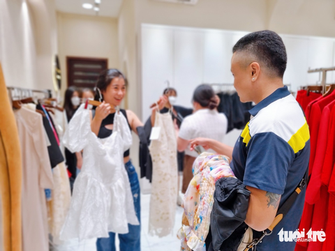 Giới trẻ Sài Gòn nhộn nhịp xuống phố sắm Tết - Ảnh 2. Giới trẻ Sài Gòn nhộn nhịp xuống phố sắm Tết - Ảnh 2.