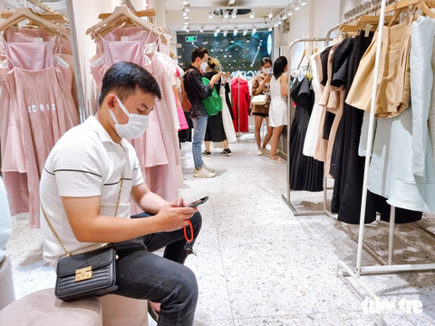 Giới trẻ Sài Gòn nhộn nhịp xuống phố sắm Tết - Ảnh 3. Giới trẻ Sài Gòn nhộn nhịp xuống phố sắm Tết - Ảnh 3.