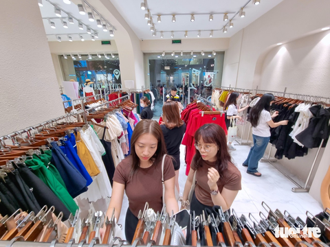 Giới trẻ Sài Gòn nhộn nhịp xuống phố sắm Tết - Ảnh 4. Giới trẻ Sài Gòn nhộn nhịp xuống phố sắm Tết - Ảnh 4.