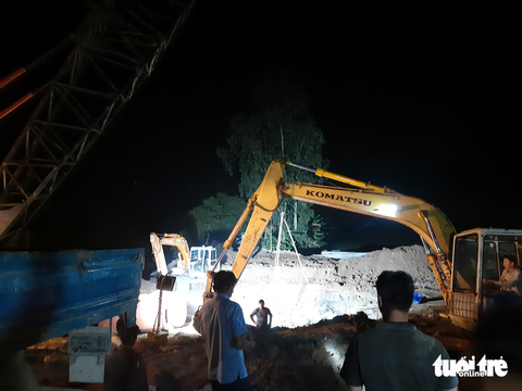Vụ bé trai lọt vô trụ bê tông sâu 35m: Nếu phương án thuận lợi, đêm nay sẽ có kết quả - Ảnh 1. Vụ bé trai lọt vô trụ bê tông sâu 35m: Nếu phương án thuận lợi, đêm nay sẽ có kết quả - Ảnh 1.