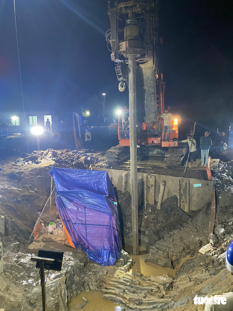 Vụ bé trai lọt vô trụ bê tông sâu 35m: Nếu phương án thuận lợi, đêm nay sẽ có kết quả - Ảnh 2. Vụ bé trai lọt vô trụ bê tông sâu 35m: Nếu phương án thuận lợi, đêm nay sẽ có kết quả - Ảnh 2.