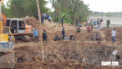 Vụ bé trai lọt vô trụ bê tông sâu 35m: Nếu phương án thuận lợi, đêm nay sẽ có kết quả - Ảnh 3. Vụ bé trai lọt vô trụ bê tông sâu 35m: Nếu phương án thuận lợi, đêm nay sẽ có kết quả - Ảnh 3.