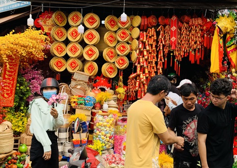 Chơi chữ trên vật phẩm ngày Tết - Ảnh 1. Chơi chữ trên vật phẩm ngày Tết - Ảnh 1.