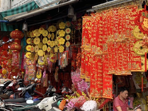 Chơi chữ trên vật phẩm ngày Tết - Ảnh 2. Chơi chữ trên vật phẩm ngày Tết - Ảnh 2.