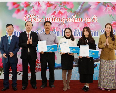 Tặng quà cho du khách xông đất Đà Lạt - Ảnh 1. Tặng quà cho du khách xông đất Đà Lạt - Ảnh 1.