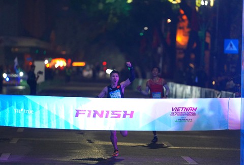 5.000 người chạy marathon chào năm mới 2023 tại bờ hồ Hoàn Kiếm, Hà Nội - Ảnh 2. 5.000 người chạy marathon chào năm mới 2023 tại bờ hồ Hoàn Kiếm, Hà Nội - Ảnh 2.